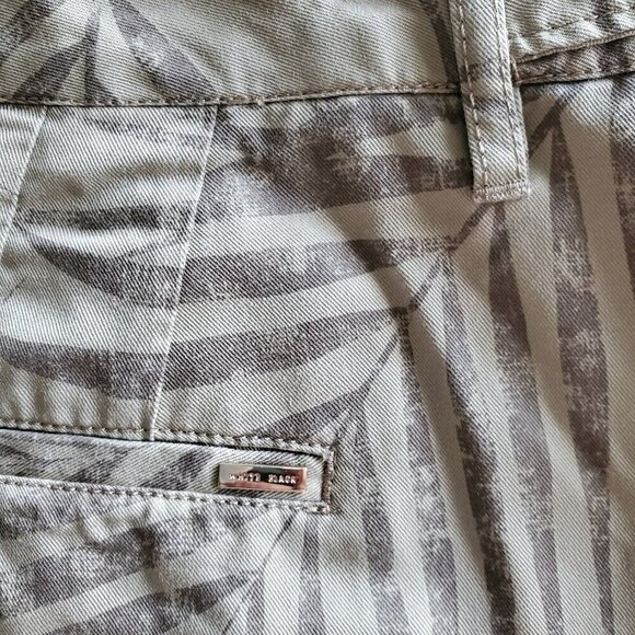 White House Black Market NWOT The Short High Rise Khaki Palm Print Size 14 - Picture 7 of 16